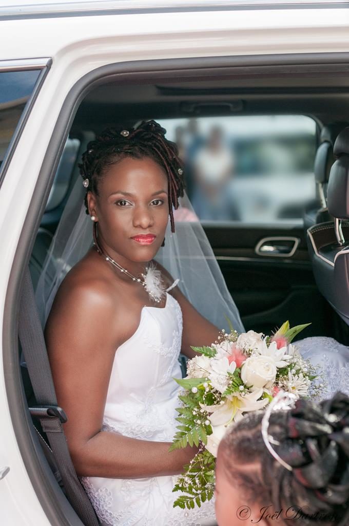 photographe guadeloupe mariage gaelle dans la voiture de la mariee