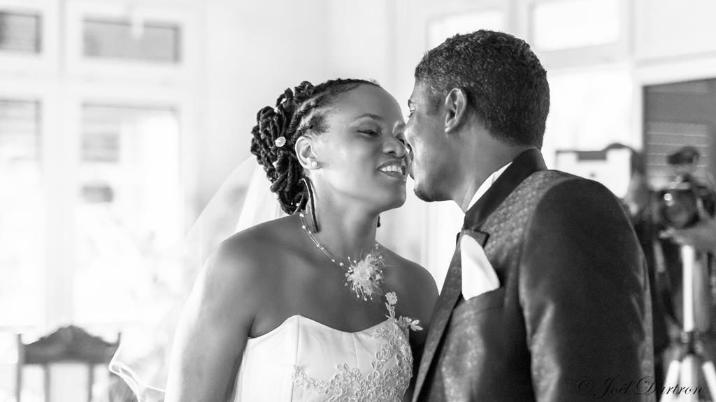 photographe guadeloupe mariage gaelle embrasse son epoux