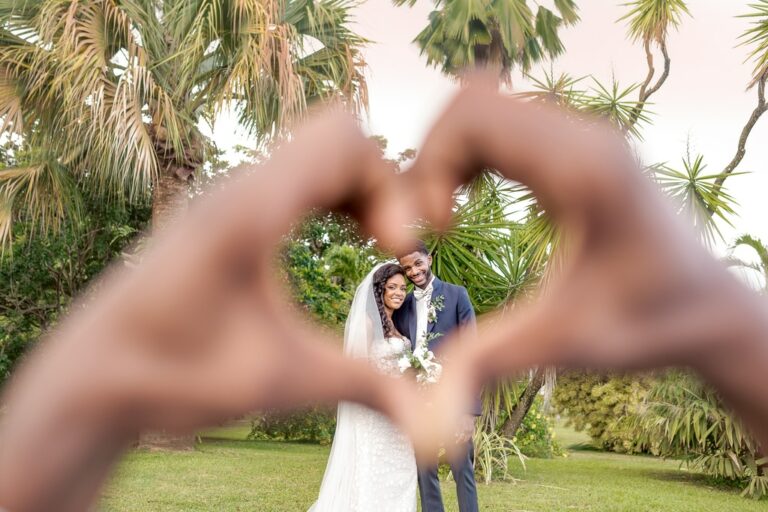 photo de mariage avec un coeur en forme de cadre