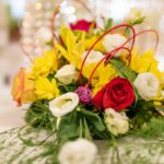 Bouquet de fleurs posé sur la table des mariés