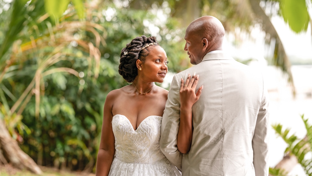 Photo des mariés entrelacés- Mariage en Guadeloupe