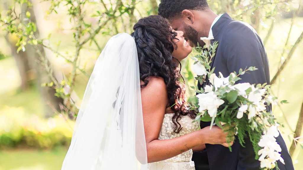 Photo des mariés en pleine discution mariage en guadeloupe