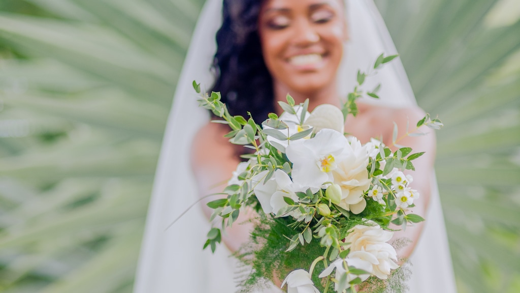 La mariée avec son bouquet de fleurs mariage en Guadeloupe