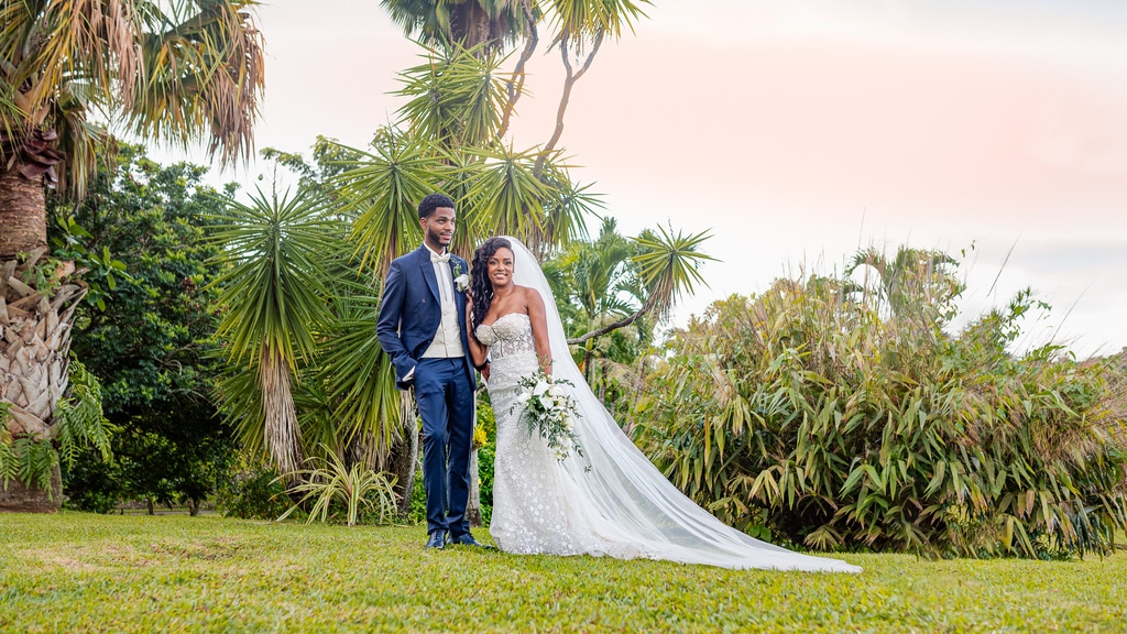 photographie de couple de mariés dans un jardin mariage en Guadeloupe