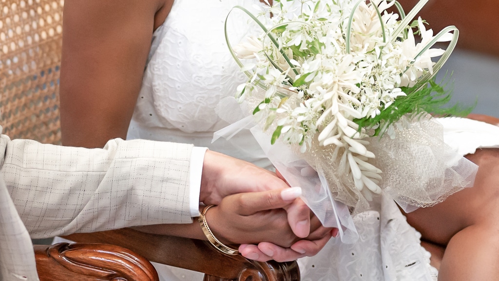 photo des mariés se donnant la main au mariage civil en Guadeloupe