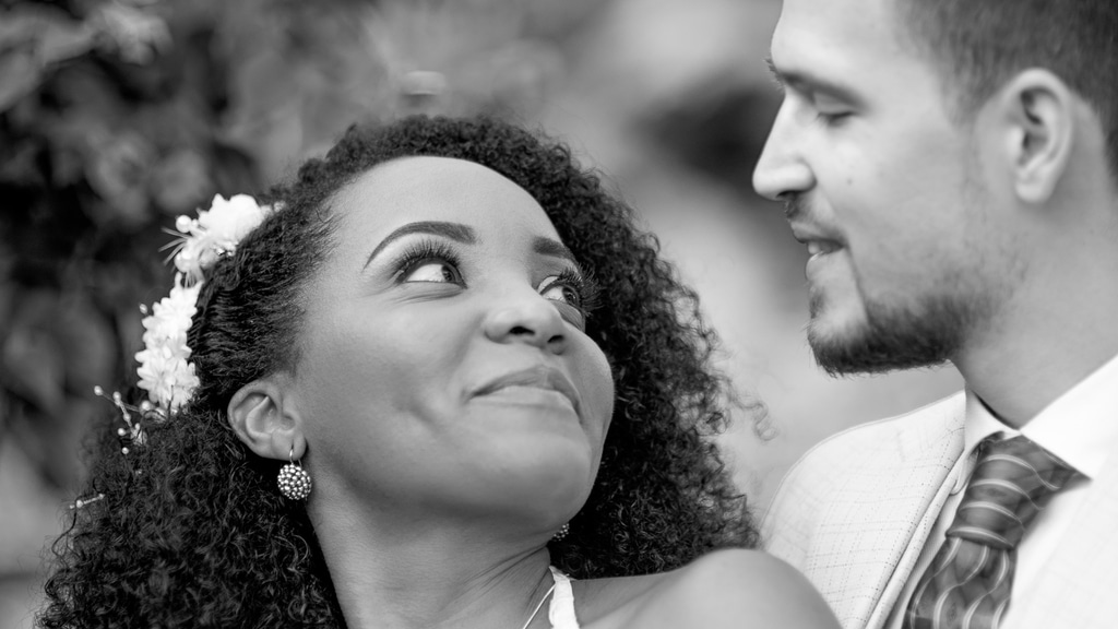 Photo des mariés se regardant, mariage Guadeloupe